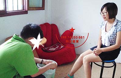小孩子自私自利怎么教育,送去全封闭式感恩教育学校好不好